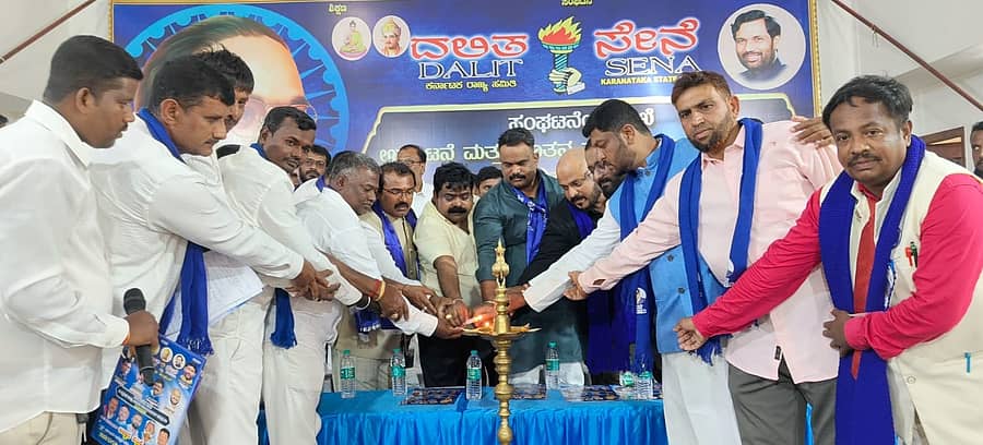 ಹೊಸಕೋಟೆ ನಗರದ ಡಾ.ಬಿ.ಆರ್.ಅಂಬೇಡ್ಕರ್ ಭವನದಲ್ಲಿ ಭಾನುವಾರ ಹಮ್ಮಿಕೊಂಡಿದ್ದ ದಲಿತ ಸೇನೆ ಜಿಲ್ಲಾ ಮತ್ತು ತಾಲ್ಲೂಕು ಘಟಕದ ಉದ್ಘಾಟನಾ ಸಮಾರಂಭವನ್ನು ಉದ್ಘಾಟಿಸಿದ ಗಣ್ಯರು