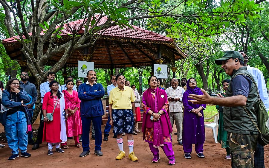 ಕಬ್ಬನ್‌ ಉದ್ಯಾನದಲ್ಲಿ ತೋಟಗಾರಿಕೆ ಇಲಾಖೆ ಭಾನುವಾರ ಆಯೋಜಿಸಿದ್ದ ಕಬ್ಬನ್‌ ವಾಕ್ಸ್‌ ಪ್ರವಾಸಿ ಮಾರ್ಗದರ್ಶಿ ನಡಿಗೆಯಲ್ಲಿ ರಾಜ್ಯ ಸರ್ಕಾರದ ಮುಖ್ಯ ಕಾರ್ಯದರ್ಶಿ ಶಾಲಿನಿ ರಜನೀಶ್, ತೋಟಗಾರಿಕೆ ಇಲಾಖೆಯ ಕಾರ್ಯದರ್ಶಿ ಶಮ್ಲಾ ಇಕ್ಬಾಲ್, ತೋಟಗಾರಿಕೆ ಇಲಾಖೆಯ ಜಂಟಿ ನಿರ್ದೇಶಕ ಎಂ. ಜಗದೀಶ್, ಉಪ ನಿರ್ದೇಶಕಿ ಜಿ. ಕುಸುಮಾ ಪಾಲ್ಗೊಂಡಿದ್ದರು
