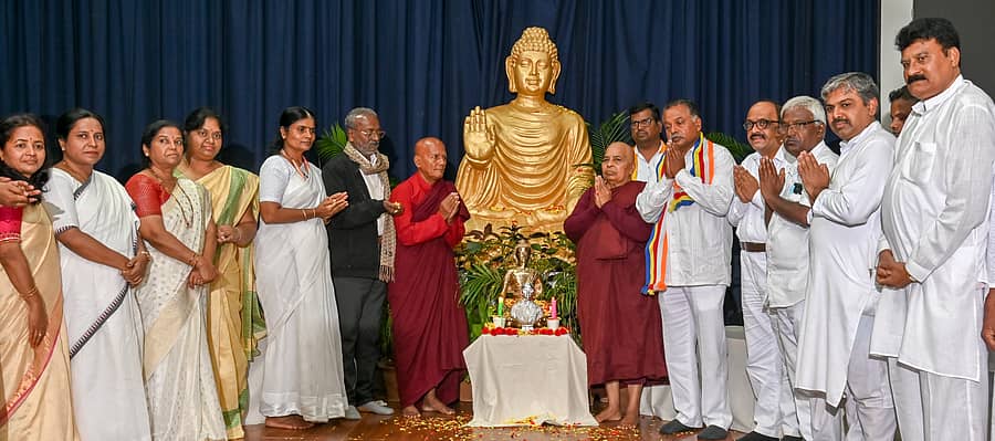 ಮಾನಸಗಂಗೋತ್ರಿಯಲ್ಲಿ ಭಾನುವಾರ ಆಯೋಜಿಸಿದ್ದ ‘ಧಮ್ಮಂ ನಮಾಮಿ– ನವಯುವಯಾನ’– ‘ಅಂಬೇಡ್ಕರ್‌ವಾದಿಗಳು ಮತ್ತು ಬೌದ್ಧ ಅನುಯಾಯಿಗಳ ಸಮ್ಮೇಳನ’ವನ್ನು ರಂಗಕರ್ಮಿ ಕೋಟಿಗಾನಹಳ್ಳಿ ರಾಮಯ್ಯ ಉದ್ಘಾಟಿಸಿದರು. ಬಂತೆ ಮಾತೆ ಗೌತಮಿ, ಸುಗತಪಾಲ ಭಂತೇಜಿ, ಪುರುಷೋತ್ತಮ್‌, ಪುಟ್ಟಮಣಿ ದೇವಿದಾಸ್, ರಮಾ ಸಿದ್ದಲಿಂಗಯ್ಯ, ಹೊಂಗಯ್ಯ, ನಾಗಮಣಿ ಪಾಲ್ಗೊಂಡಿದ್ದರು