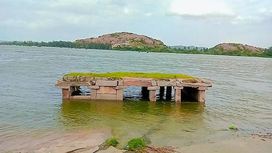 ಆನೆಗೊಂದಿ ಗ್ರಾಮದಲ್ಲಿ ಚಿಂತಾಮಣಿ ಬಳಿಯ ಮಂಟಪ ಜಲಾವೃತವಾಗಿದೆ