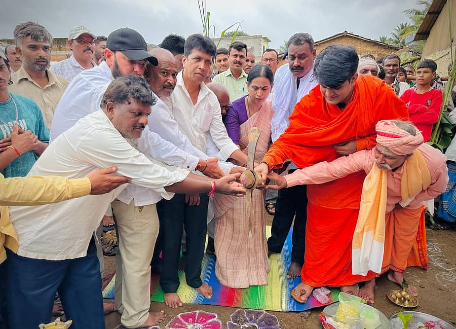 ಬೆಳಗಾವಿ ಗ್ರಾಮೀಣ ವಿಧಾನಸಭಾ ಕ್ಷೇತ್ರದ ಬಡಸ್ ಕೆ.ಎಚ್‌. ಗ್ರಾಮದ ಮಡಿವಾಳೇಶ್ವರ ಮಠದ ನಿರ್ಮಾಣಕ್ಕೆ ಸಚಿವೆ ಲಕ್ಷ್ಮೀ ಹೆಬ್ಬಾಳಕರ ಭಾನುವಾರ ಭೂಮಿಪೂಜೆ ನೆರವೇರಿಸಿದರು