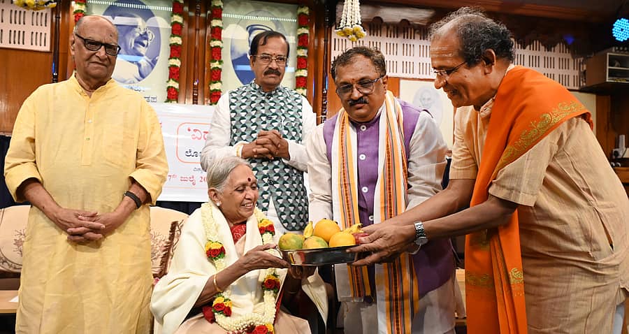 ಕಾರ್ಯಕ್ರಮದಲ್ಲಿ ಸಾ.ಕೃ. ರಾಮಚಂದ್ರರಾವ್ ಅವರ ಪತ್ನಿ ರಮಾ ಅವರನ್ನು ಸನ್ಮಾನಿಸಲಾಯಿತು. ರಾಷ್ಟ್ರೋತ್ಥಾನ ಸಾಹಿತ್ಯದ ಪ್ರಧಾನ ಸಂಪಾದಕ ಎಸ್.ಆರ್. ರಾಮಸ್ವಾಮಿ, ಮಲ್ಲೇಪುರಂ ಜಿ. ವೆಂಕಟೇಶ್, ಶ್ರೀನಿವಾಸ ವರಖೇಡಿ, ಆರ್. ಗಣೇಶ್ ಉಪಸ್ಥಿತರಿದ್ದರು
ಪ್ರಜಾವಾಣಿ ಚಿತ್ರ