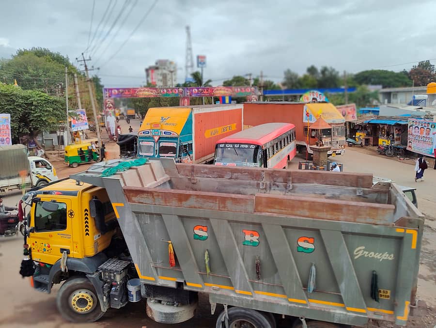 ಮಾಲೂರು ಕೆಂಪೇಗೌಡ ವೃತ್ತದಲ್ಲಿ ಸಂಚಾರ ದೀಪದ ವ್ಯವಸ್ಥೆ ಇಲ್ಲದೆ ವಾಹನ ದಟ್ಟಣೆ ಹೆಚ್ಚಾಗಿರುವುದು 