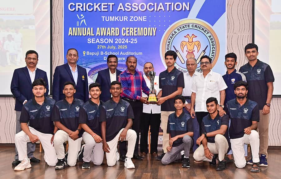ದಾವಣಗೆರೆಯಲ್ಲಿ ನಡೆದ ವಾರ್ಷಿಕ ಪ್ರಶಸ್ತಿ ಪ್ರದಾನ ಸಮಾರಂಭದಲ್ಲಿ ಕೆಎಸ್‌ಸಿಎ 16 ವರ್ಷದೊಳಗಿನವರ ಅಂತರ ಕ್ಲಬ್ ಟೂರ್ನಿಯಲ್ಲಿ ಚಾಂಪಿಯನ್‌ ಆಗಿರುವ ವೀನಸ್ ಕ್ರಿಕೆಟ್ ಕ್ಲಬ್‌ನ ಆಟಗಾರರಿಗೆ ಟ್ರೋಫಿ ಪ್ರದಾನ ಮಾಡಲಾಯಿತು. ಸಂಜಯ್ ಪಾಲ್, ಕೆ.ಶಶಿಧರ್, ಉದ್ಯಮಿ ಅಥಣಿ ವೀರಣ್ಣ, ದಿನೇಶ್ ಶೆಟ್ಟಿ, ಕೆ.ವಿ.ಮಂಜುನಾಥ್ ರಾಜು ಉಪ‍ಸ್ಥಿತರಿದ್ದರು –ಪ್ರಜಾವಾಣಿ ಚಿತ್ರ
