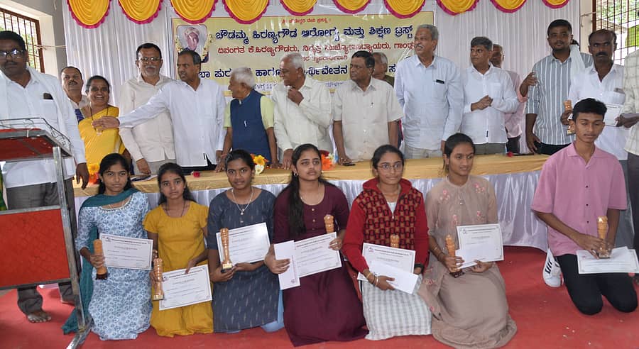 ಶ್ರೀನಿವಾಸಪುರ ತಾಲ್ಲೂಕಿನ ಗಾಂಡ್ಲಹಳ್ಳಿಯಲ್ಲಿ ಭಾನುವಾರ ಚೌಡಮ್ಮ ಹಿರಣ್ಯಗೌಡ ಆರೋಗ್ಯ ಮತ್ತು ಶಿಕ್ಷಣ ಟ್ರಸ್ಟ್‌ ಆಶ್ರಯದಲ್ಲಿ ಎಸ್‌ಎಸ್‌ಎಲ್‌ಸಿ ಮತ್ತು ಪಿಯುಸಿ ವಿದ್ಯಾರ್ಥಿಗಳಿಗೆ ಗಣ್ಯರು, ಕುಟುಂಬದವರು ಪ್ರತಿಭಾ ಪುರಸ್ಕಾರ ಹಾಗೂ ವಿದ್ಯಾರ್ಥಿ ವೇತನ ವಿತರಿಸಿದರು
