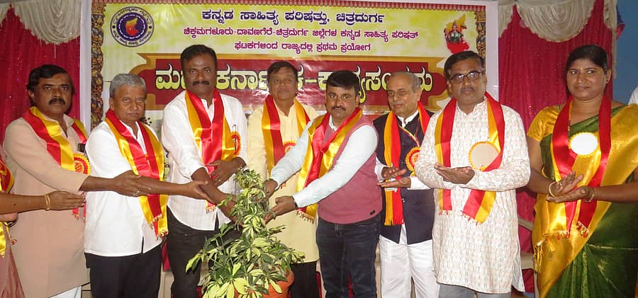ಚಿತ್ರದುರ್ಗದ ಬಾಪೂಜಿ ಶಿಕ್ಷಣ ಸಂಸ್ಥೆಯಲ್ಲಿ ಭಾನುವಾರ ನಡೆದ ಮಧ್ಯ ಕರ್ನಾಟಕ-ಕಾವ್ಯ ಸಂಭ್ರಮವನ್ನು ಹೆಚ್ಚುವರಿ ಜಿಲ್ಲಾಧಿಕಾರಿ ಬಿ.ಟಿ.ಕುಮಾರಸ್ವಾಮಿ ಉದ್ಘಾಟಿಸಿದರು