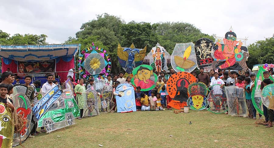 ದೊಡ್ಡಬಳ್ಳಾಪುರದಲ್ಲಿ ನಮ್ಮ ಸಂಸ್ಕೃತಿ ನಮ್ಮ ಕ್ರೀಡಾ ಸಮಿತಿ ವತಿಯಿಂದ ನಡೆದ ಗಾಳಿಪಟ ಸ್ಪರ್ಧೆಯಲ್ಲಿ ಭಾಗವಹಿಸಿದ್ದ ಚಿತ್ತಾಕರ್ಷಕ ಪಟಗಳು