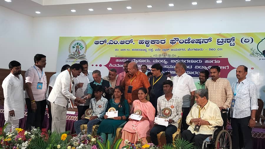 ಹಾಸನ ಸಮೀಪದ ನಾಗತವಳ್ಳಿಯ ನಂದಗೋಕುಲ ಕನ್ವೆನ್ಷನ್ ಹಾಲ್ನಲ್ಲಿ ಪ್ರತಿಭಾವಂತ ವಿದ್ಯಾರ್ಥಿಗಳನ್ನು ಸನ್ಮಾನಿಸಲಾಯಿತು