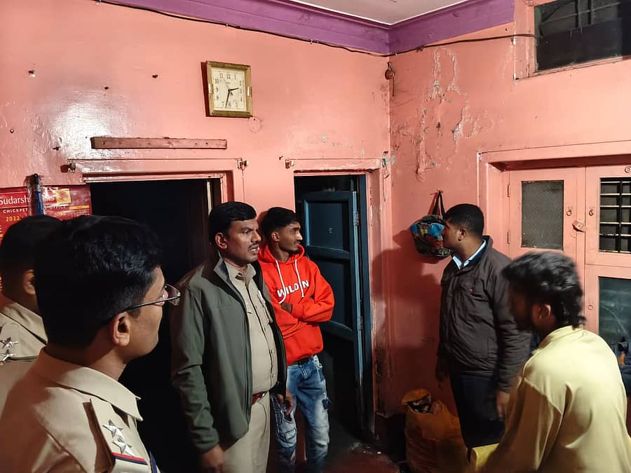 ಮಾದಕ ಪದಾರ್ಥಗಳ ಮಾರಾಟ ಹಾಗೂ ಸೇವನೆ ಪ್ರಕರಣಗಳ ಆರೋಪಿಗಳ ಮನೆಗಳಿಗೆ ಬೆಂಗಳೂರು ಉತ್ತರ ವಿಭಾಗದ ಪೊಲೀಸರು ದಿಢೀರ್ ಭೇಟಿ ನೀಡಿ ಪರಿಶೀಲನೆ ನಡೆಸಿದರು.
