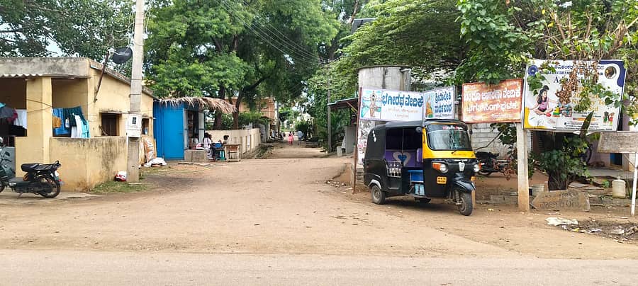 ಗೌರಿಬಿದನೂರಿನ ಕರೇಕಲ್ಲಹಳ್ಳಿಯಲ್ಲಿ ಮಾರ್ಗದ ಫಲಕವಿಲ್ಲ. ಸಮುದಾಯದ ಫಲಕಗಳು ತುಂಬಿರುವುದು