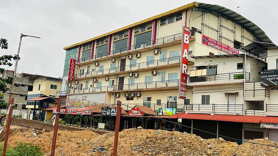 ಹಳೇ ರಾಷ್ಟ್ರೀಯ ಹೆದ್ದಾರಿ ಬದಿಯಲ್ಲಿರುವ ಬಿಗ್‌ಬಾಸ್‌ ಕ್ಲಬ್‌