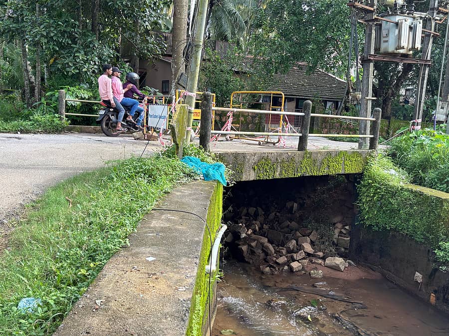 ಉಡುಪಿಯ ಬೈಲಕೆರೆಯ ಗೋವಿಂದ ಪುಷ್ಕರಣಿ ರಸ್ತೆಯ ಕಾಲು ಸಂಕದ ತಡೆಬೇಲಿ ಮುರಿದು ಬಿದ್ದಿದೆ
–ಪ್ರಜಾವಾಣಿ ಚಿತ್ರ: ಉಮೇಶ್‌ ಮಾರ್ಪಳ್ಳಿ