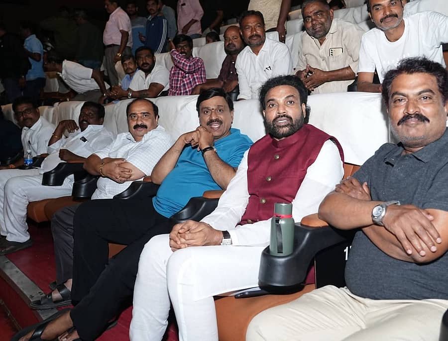 ನಗರದ ನಟರಾಜ ಚಿತ್ರಮಂದಿರದಲ್ಲಿ ಜನಾರ್ದನ ರೆಡ್ಡಿ ಮತ್ತು ಶ್ರೀರಾಮುಲು ಒಟ್ಟಾಗಿ ಜೂನಿಯರ್ ಸಿನಿಮಾ ವೀಕ್ಷಿಸಿದರು. ಈ ವೇಳೆ ಪಾಲಿಕೆ ವಿರೋಧ ಪಕ್ಷದ ನಾಯಕ ಸಿರಿವೇಲು ಇಬ್ರಾಹಿಂ ಬಾಬು, ಪಾಲಿಕೆ ಸದಸ್ಯರು, ಮತ್ತಿತರರು ಇದ್ದರು.