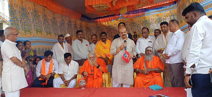 ಲಕ್ಷ್ಮೇಶ್ವರದ ಎಪಿಎಂಸಿ ಆವರಣದಲ್ಲಿ ನಿರ್ಮಿಸಲಾದ ಗಣಪತಿ ದೇವಸ್ಥಾನ ಲೋಕಾರ್ಪಣೆ ಕಾರ್ಯಕ್ರಮದಲ್ಲಿ ಸಂಸದ ಬಸವರಾಜ ಬೊಮ್ಮಾಯಿ ಮಾತನಾಡಿದರು