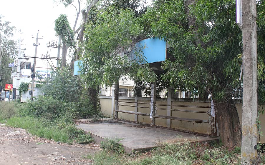 ಚಂದಾಪುರ ರಸ್ತೆಯ ಆರ್‌.ಕೆ.ಫಾರ್ಮ್‌ ಬಸ್‌ ನಿಲ್ದಾಣದ ಸ್ಥಿತಿ