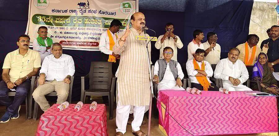 ಸೊರಟೂರ ಗ್ರಾಮದಲ್ಲಿ ಕರ್ನಾಟಕ ರಾಜ್ಯ ರೈತ ಸಂಘದ ವತಿಯಿಂದ ನಡೆದ 35ನೇ ವರ್ಷದ ರೈತ ಹುತ್ಮಾತ ದಿನಾಚರಣೆಯಲ್ಲಿ ಸಂಸದ ಬಸವರಾಜ ಬೊಮ್ಮಾಯಿ ಮಾತನಾಡಿದರು 