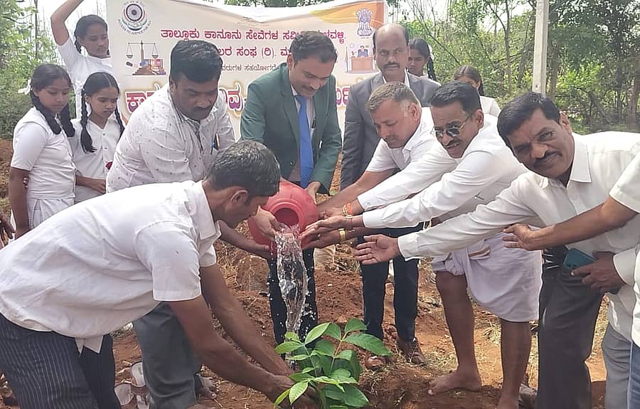 ಮಳವಳ್ಳಿ ಪಟ್ಟಣದ ಹೊರವಲಯದ ಮಾರೇಹಳ್ಳಿ ಬಳಿಯ ಆದರ್ಶ ವಿದ್ಯಾಲಯದ ಆವರಣದಲ್ಲಿ ಕಾನೂನು ಸೇವಾ ಸಮಿತಿ ಹಾಗೂ ಭಾರತ್ ವಿಕಾಸ್ ಪರಿಷತ್ ಆಯೋಜಿಸಿದ ಗಿಡ ನೆಡುವ ಕಾರ್ಯಕ್ರಮಕ್ಕೆ ಹಿರಿಯ ಸಿವಿಲ್ ನ್ಯಾಯಾಧೀಶರಾದ ಎಂ.ಮಹೇಂದ್ರ ಚಾಲನೆ ನೀಡಿದರು.