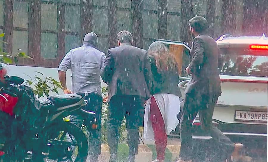 ಸಾಕ್ಷಿ ದೂರುದಾರ (ಎಡ ತುದಿ) ಮುಖಗವಸು ಧರಿಸಿ ಮಂಗಳೂರಿನಲ್ಲಿ ಎಸ್‌ಐಟಿ  ಎದುರು ಭಾನುವಾರ ಮೂವರು ವಕೀಲರ ಜೊತೆಗೆ ಹಾಜರಾದರು: ಪ್ರಜಾವಾಣಿ ಚಿತ್ರ