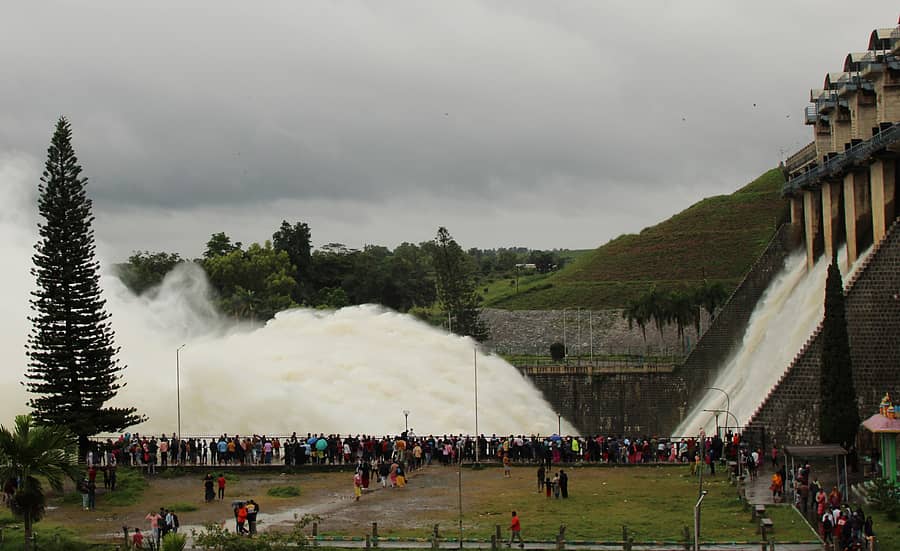 ಹಾಸನ ತಾಲ್ಲೂಕಿನ ಗೊರೂರಿನ ಹೇಮಾವತಿ ಜಲಾಶಯದಿಂದ ಭಾನುವಾರ ಅಪಾರ ಪ್ರಮಾಣದ ನೀರನ್ನು ನದಿಗೆ ಹರಿಸಲಾಯಿತು