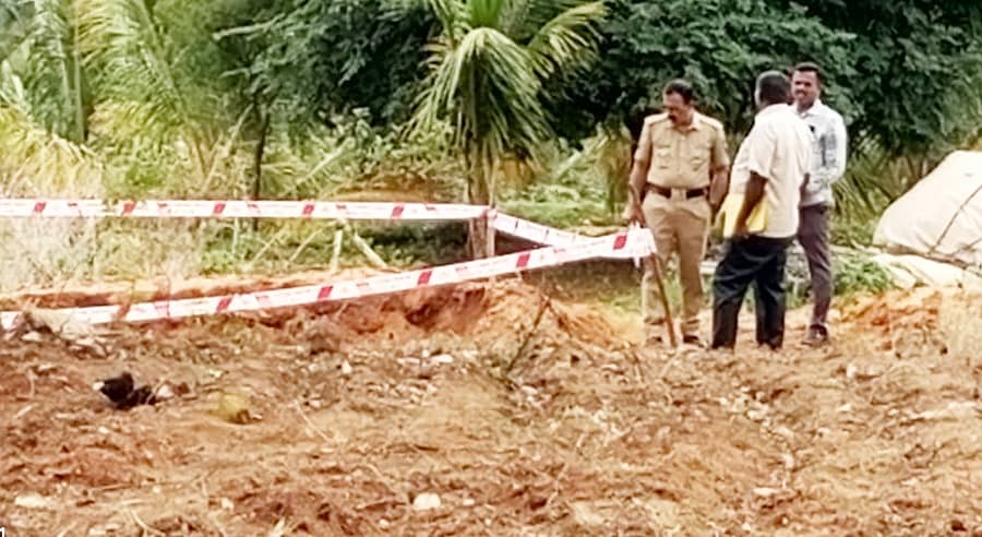 ತುಮಕೂರು ತಾಲ್ಲೂಕಿನ ಮುದ್ದರಾಮಯ್ಯನಪಾಳ್ಯದಲ್ಲಿ ಭಾನುವಾರ ಶವ ಹೂತಿಟ್ಟಿದ್ದ ಸ್ಥಳ ಪರಿಶೀಲಿಸಿದ ಪೊಲೀಸರು