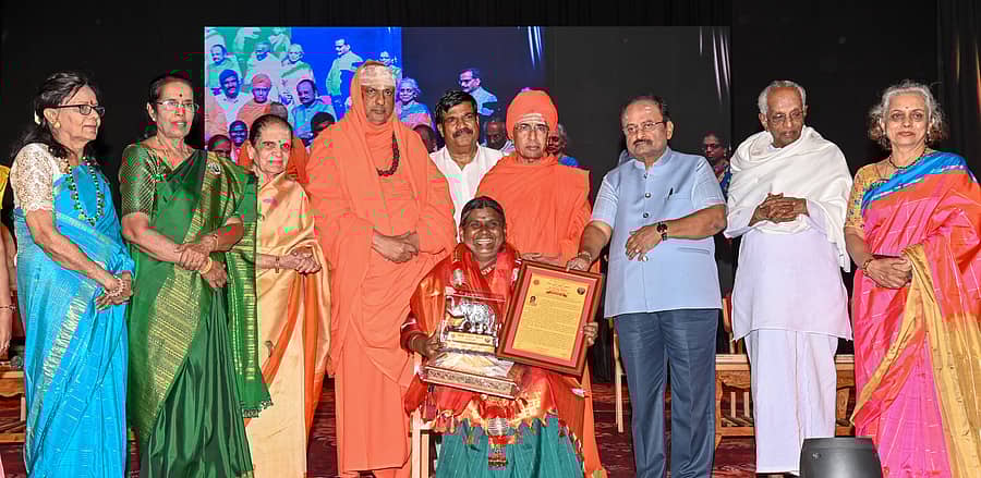 <div class="paragraphs"><p>ಮೈಸೂರಿನ ಕಲಾಮಂದಿರದಲ್ಲಿ ಭಾನುವಾರ ನಡೆದ ಕದಳಿ ಮಹಿಳಾ ವೇದಿಕೆ ರಜತ ಮಹೋತ್ಸವ ಕಾರ್ಯಕ್ರಮದಲ್ಲಿ&nbsp;ಡಾ.ವಿಜಯಲಕ್ಷ್ಮಿ ದೇಶಮಾನೆ ಅವರಿಗೆ ಕದಳಿಶ್ರೀ ಪ್ರಶಸ್ತಿ ಪ್ರದಾನ ಮಾಡಲಾಯಿತು.</p></div>