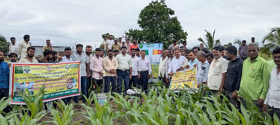 ಅಳವಂಡಿಯಲ್ಲಿ ನ್ಯಾನೋ ರಸಗೊಬ್ಬರಗಳನ್ನು ಡ್ರೋನ್ ಮುಖಾಂತರ ಬೆಳೆಗೆ ಸಿಂಪರಣೆಯ ಮಾಡುವ ಮೂಲಕ ಪ್ರಾತ್ಯಕ್ಷಿಕೆ ಕೈಗೊಳ್ಳಲಾಯಿತು