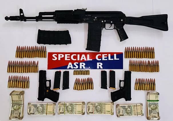 <div class="paragraphs"><p>ಆರೋಪಿಗಳಿಂದ ವಶಪಡಿಸಿಕೊಂಡಿರುವ ಶಸ್ತ್ರಾಸ್ತ್ರಗಳು</p></div>