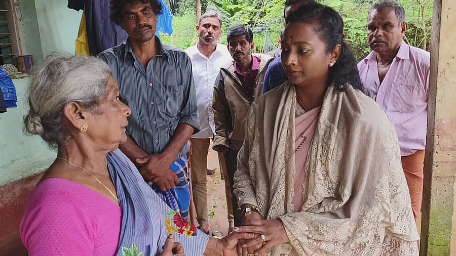 ಕಳಸ ಸಮೀಪದಲ್ಲಿ ಭದ್ರಾ ನದಿಗೆ ಬಿದ್ದು ಕಣ್ಮರೆ ಆಗಿರುವ ಯುವಕ ಶಮಂತ ಅವರ ಮನೆಗೆ ಶಾಸಕಿ ನಯನಾ ಮೋಟಮ್ಮ ಭಾನುವಾರ ಭೇಟಿ ನೀಡಿ ಕುಟುಂಬಸ್ಥರಿಗೆ ಸಾಂತ್ವನ ಹೇಳಿದರು