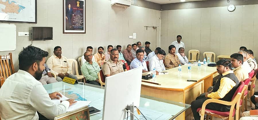 ಬೀಳಗಿಯಲ್ಲಿ ನಡೆದ ಸ್ವಾತಂತ್ರ್ಯ ದಿನಾಚರಣೆ ಸಿದ್ಧತಾ ಸಭೆಯಲ್ಲಿ ತಹಶೀಲ್ದಾರ್ ವಿನೋದ ಹತ್ತಳ್ಳಿ ಮಾತನಾಡಿದರು