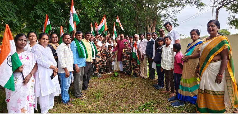 ರಾಮನಗರ ತಾಲ್ಲೂಕಿನ ಬಿಡದಿ ಹೋಬಳಿಯ ಬನ್ನಿಕುಪ್ಪೆ ‘ಬಿ’ ಕ್ಲಸ್ಟರ್ ಕೇಂದ್ರ ಶಾಲೆಯ ಕಾರ್ಗಿಲ್ ವೀರಯೋಧ ವನದಲ್ಲಿ 26ನೇ ಕಾರ್ಗಿಲ್ ವಿಜಯ ದಿನದ ಅಂಗವಾಗಿ ಶನಿವಾರ ದೀಪ ನಮನ ಮತ್ತು ಗೀತನ ನಮನ ಕಾರ್ಯಕ್ರಮ ಜರುಗಿತು. ಜಿಬಿಡಿಎ ಅಧ್ಯಕ್ಷ ಗಾಣಕಲ್ ನಟರಾಜ್, ಕ್ಲಸ್ಟರ್‌ ಸಮೂಹ ಸಂಪನ್ಮೂಲ ಶಿಕ್ಷಕ ಚಿಕ್ಕವೀರಯ್ಯ ಹಾಗೂ ಇತರರು ಇದ್ದಾರೆ