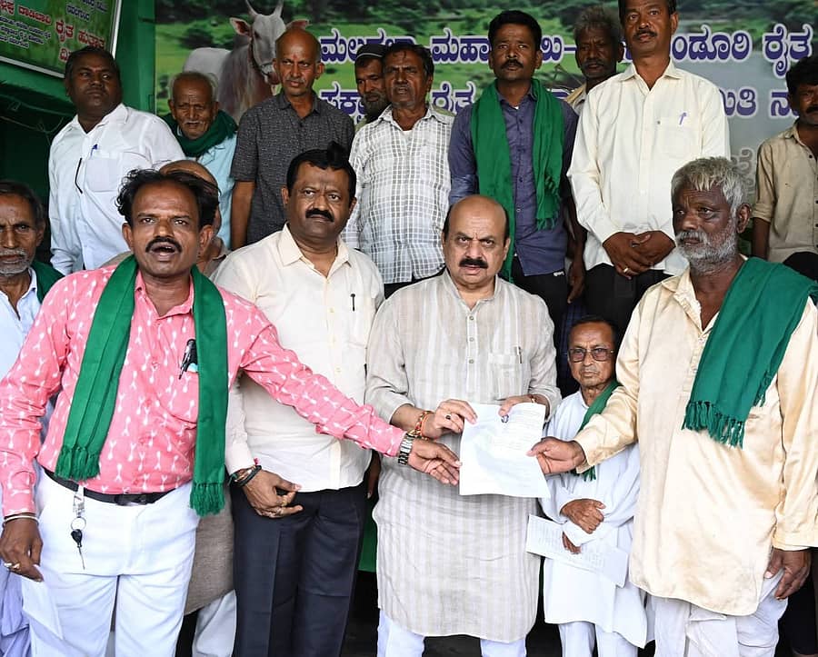 ನವಲಗುಂದದ ಮಹಾದಾಯಿ ಹೋರಾಟ ವೇದಿಕೆಗೆ ಸಂಸದ ಬಸವರಾಜ ಬೊಮ್ಮಾಯಿ ಭೇಟಿ ನೀಡಿ ಹೋರಾಟಗಾರರಿಂದ ಮನವಿ ಸ್ವೀಕರಿಸಿದರು