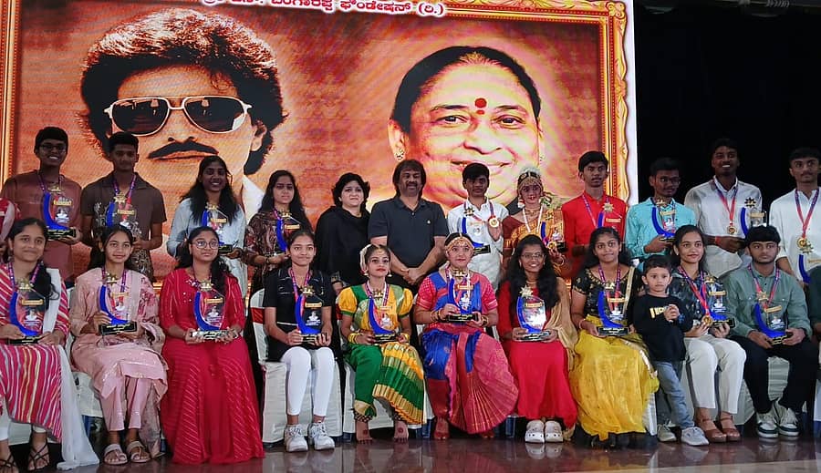 ಕಾರ್ಯಕ್ರಮದಲ್ಲಿ ಪ್ರತಿಭಾವಂತ ವಿದ್ಯಾರ್ಥಿಗಳನ್ನು ಸನ್ಮಾನಿಸಲಾಯಿತು.