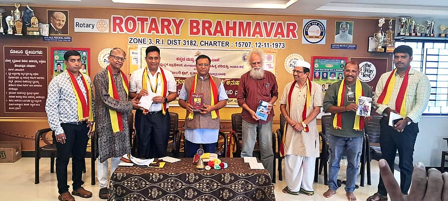 ಬ್ರಹ್ಮಾವರ ರೋಟರಿ ಭವನದಲ್ಲಿ ಭಾನುವಾರ ನಡೆದ ಮನೆಗೊಂದು ಗ್ರಂಥಾಲಯ ಕಾರ್ಯಕ್ರಮ ಅನುಷ್ಟಾನ ಹಾಗೂ ಜಿಲ್ಲಾ ಜಾಗೃತಿ ಸಮಿತಿ ರಚನೆಯ ಪೂರ್ವಭಾವಿ ಸಭೆಗೆ ಪುಸ್ತಕ ಹಸ್ತಾಂತರಿಸಿ ಚಾಲನೆ ನೀಡಲಾಯಿತು.