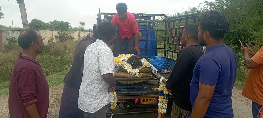 ಗುಂಡ್ಲುಪೇಟೆ ಪಟ್ಟಣದಲ್ಲಿ ಪುರಸಭೆ ಒದಗಿಸಿರುವ ಶವ ಸಾಗಣೆಯ ವಾಹನ ದುರಸ್ತಿಯಾಗದೆ ಮೃತ ದೇಹವನ್ನು ಆಟೊದಲ್ಲಿ ಸಾಗಿಸಿ ಅಂತ್ಯಕ್ರಿಯೆ ನಡೆಸಲಾಯಿತು