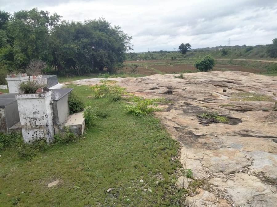 ಕುಣಿಗಲ್ ತಾಲ್ಲೂಕು ಹುಲಿಯೂರುದುರ್ಗದಲ್ಲಿ ಹೊಸಕೆರೆ ದಂಡೆ ಬಳಿ ಶವಸಂಸ್ಕಾರಕ್ಕೆ ಬಳಕೆಯಾಗುತ್ತಿರುವ ಬಂಡೆ ಪ್ರದೇಶ