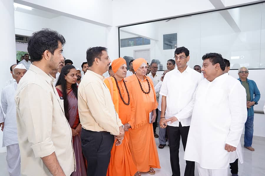 ವಿಜಯಪುರ  ನಗರದ ಬಿ.ಎಲ್.ಡಿ.ಇ ಸಂಸ್ಥೆಯ ಶ್ರೀಮತಿ ಬಂಗಾರಮ್ಮ ಸಜ್ಜನ ಕ್ಯಾಂಪಸ್‌ನಲ್ಲಿ ಬಿ.ಎಂ.ಪಾಟೀಲ ಫೌಂಡೇಶನ್ ಫಾರ್ ಇನೊವೆಷನ್ ಆ್ಯಂಡ್ ಇನ್‌ಕ್ಯೂಬೇಶನ್ ಅನ್ನು ಬೇಲಿಮಠ ಮಹಾಸಂಸ್ಥಾನದ  ಶಿವರುದ್ರ ಸ್ವಾಮೀಜಿ ಭಾನುವಾರ ಉದ್ಘಾಟಿಸಿದ ಬಳಿಕ ಸಚಿವ ಎಂ.ಬಿ.ಪಾಟೀಲರೊಂದಿಗೆ ಸಮಾಲೋಚಿಸಿದರು –ಪ್ರಜಾವಾಣಿ ಚಿತ್ರ 