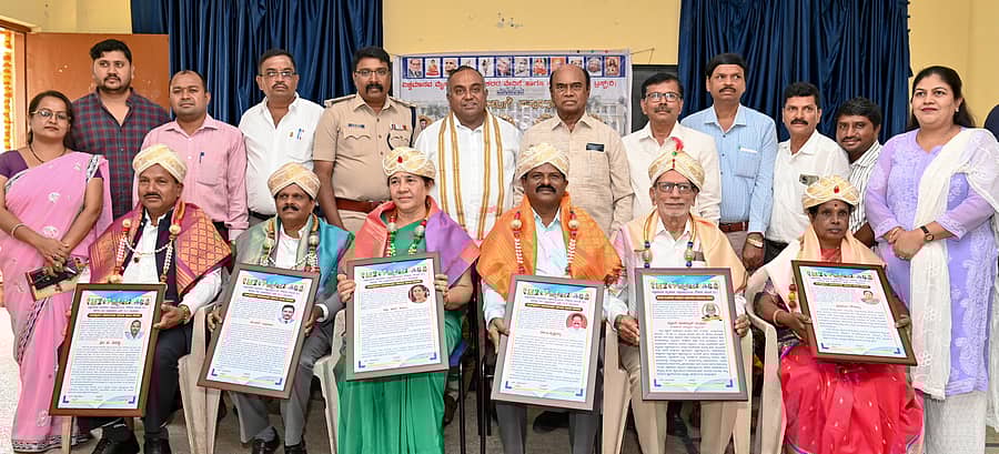 ವಿಶ್ವಮಾನವ ಮೈಸೂರು ವಿಶ್ವವಿದ್ಯಾಲಯ ನೌಕರರ ವೇದಿಕೆ ಹಾಗೂ ನವ ವಿಶ್ವಮಾನವ ಟ್ರಸ್ಟ್‌ ವತಿಯಿಂದ ಡಿ.ಶಿವಣ್ಣ, ಆರ್‌.ಸಿದ್ದರಾಜು, ಪ್ರೊ.ಎಚ್‌. ಕಮಲಾ, ಪಿ. ಕೃಷ್ಣಯ್ಯ, ಪ್ರೊ.ಶಬ್ಬೀರ್‌  ಮುಸ್ತಫಾ, ಗೌರಮ್ಮ ಅವರನ್ನು ಸೋಮವಾರ ಸನ್ಮಾನಿಸಲಾಯಿತು– ಪ್ರಜಾವಾಣಿ ಚಿತ್ರ