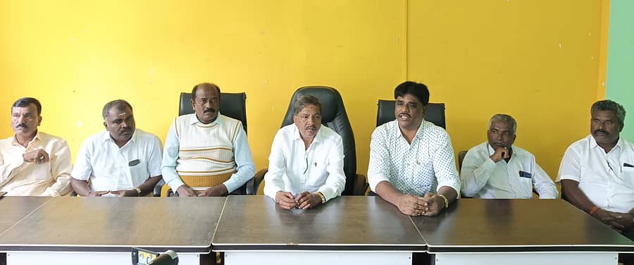 ದೊಡ್ಡಬಳ್ಳಾಪುರದಲ್ಲಿ ಸೋಮವಾರ ವಿವಿಧ ದಲಿತ ಸಂಘಟನೆಗಳ ಮುಖಂಡರಿಂದ ಪತ್ರಿಕಾಗೋಷ್ಠಿ ನಡೆಯಿತು  