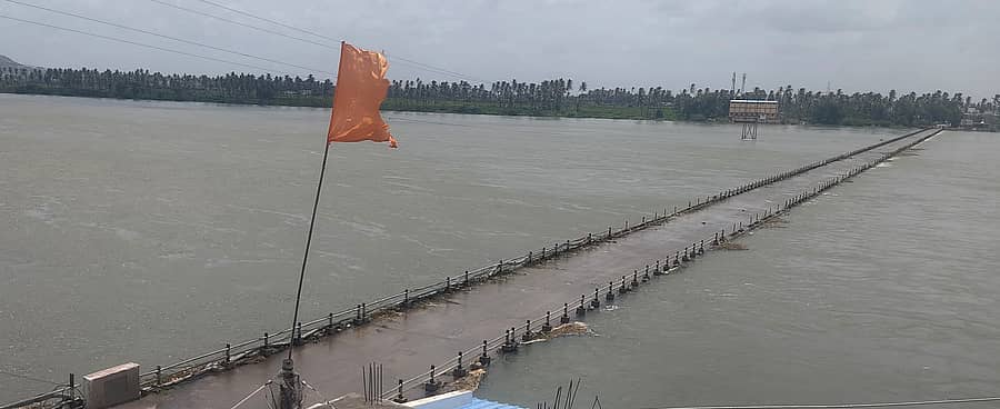 ಕಂಪ್ಲಿ ತುಂಗಭದ್ರಾ ನದಿಗೆ ಜಲಾಶಯದಿಂದ ಅಧಿಕ ನೀರು ಹರಿದು ಬರುತ್ತಿದ್ದು, ಸಂಪರ್ಕ ಸೇತುವೆ ಮುಳುಗಡೆಯಾಗಿರುವ ದೃಶ್ಯ