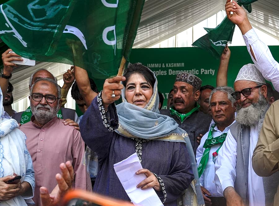 <div class="paragraphs"><p>ಶ್ರೀನಗರ: ಸೋಮವಾರ ಇಲ್ಲಿ ನಡೆದ ಪಕ್ಷದ 26ನೇ ಸಂಸ್ಥಾಪನಾ ದಿನಾಚರಣೆಯಲ್ಲಿ ಪಿಡಿಪಿ ಅಧ್ಯಕ್ಷೆ ಮೆಹಬೂಬಾ ಮುಫ್ತಿ </p></div>