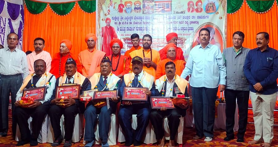 ರಾಮದುರ್ಗ ತಾಲ್ಲೂಕಿನ ಸುಕ್ಷೇತ್ರ ಕಲ್ಲೂರಿನ ಸಿದ್ದೇಶ್ವರ ದೇವಸ್ಥಾನದಲ್ಲಿ ಶಾಂತಲಿಂಗ ಶ್ರೀಗಳ ಒಂದು ತಿಂಗಳ ಮೌನಾನುಷ್ಠಾನ ಮಂಗಲೋತ್ಸವ ಸಮಾರಂಭದಲ್ಲಿ ಮಾಜಿ ಸೈನಿಕರನ್ನು ಸನ್ಮಾನಿಸಲಾಯಿತು