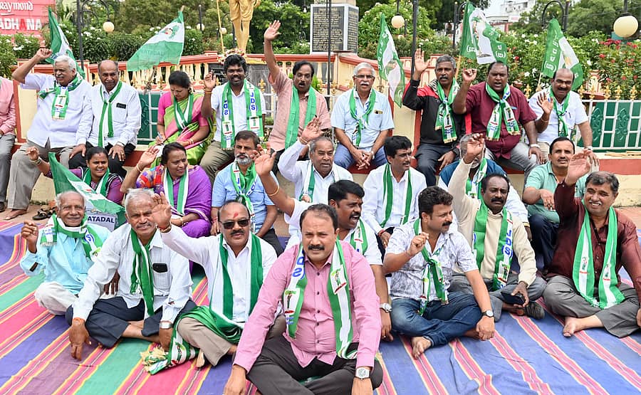 ನಾಲ್ವಡಿ ಅವರ ಕುರಿತು ಡಾ.ಯತೀಂದ್ರ ಸಿದ್ದರಾಮಯ್ಯ ನೀಡಿದ ಹೇಳಿಕೆ ಖಂಡಿಸಿ ಜೆಡಿಎಸ್‌ ನಗರ ಸಮಿತಿ ಸದಸ್ಯರು ಗಾಂಧಿ ವೃತ್ತದಲ್ಲಿ ಸೋಮವಾರ ಪ್ರತಿಭಟಿಸಿದರು- ಪ್ರಜಾವಾಣಿ ಚಿತ್ರ