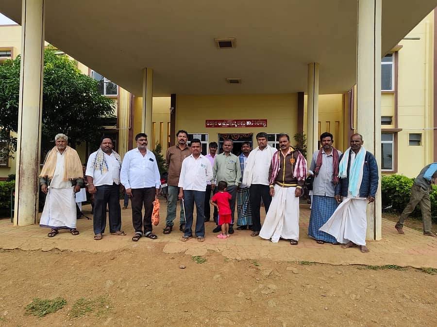 ಶಿರಹಟ್ಟಿಯ ಕಿತ್ತೂರು ರಾಣಿ ಚೆನ್ನಮ್ಮ ವಿದ್ಯಾರ್ಥಿನಿಯರ ವಸತಿ ಶಾಲೆಯಲ್ಲಿನ ಊಟದ ಅವ್ಯವಸ್ಥೆಯನ್ನು ಪಾಲಕರು ಖಂಡಿಸಿದರು