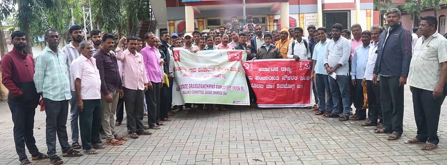 ಶಿವಮೊಗ್ಗದ ಜಿಲ್ಲಾ ಪಂಚಾಯಿತಿ ಕಚೇರಿ ಎದುರು ಸೋಮವಾರ ಗ್ರಾಮ ಪಂಚಾಯಿತಿ ನೌಕರರ ಸಂಘಟನೆ ಸದಸ್ಯರು ಪ್ರತಿಭಟನೆ ನಡೆಸಿದರು
