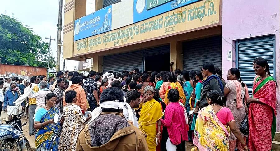 ಹೊಳಲ್ಕೆರೆಯ ಸೊಸೈಟಿಯಲ್ಲಿ ಸೋಮವಾರ ಯೂರಿಯಾ ಖರೀದಿಗೆ ಮುಗಿಬಿದ್ದ ರೈತರು