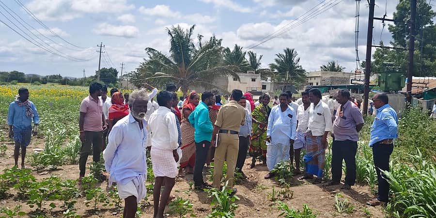 ಕವಿತಾಳ ಸಮೀಪದ ಆನಂದಗಲ್ ಗ್ರಾಮದಲ್ಲಿ ಅಂತ್ಯ ಸಂಸ್ಕಾರಕ್ಕೆ ಗೊಂದಲ ಉಂಟಾದ ಕಾರಣ ಪೊಲೀಸರು ಸ್ಥಳಕ್ಕೆ ಭೇಟಿ ನೀಡಿ ಪರಿಶೀಲಿಸಿದರು