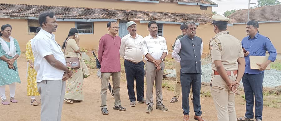 ಹಾವೇರಿ ಜಿಲ್ಲೆಯ ಹಂಸಬಾವಿಯ ಶಿವಯೋಗೇಶ್ವರ ಆಂಗ್ಲ ಮಾಧ್ಯಮ ಶಾಲೆ ಆವರಣದಲ್ಲಿ ಅವಘಡ ಸಂಭವಿಸಿದ್ದ ಸ್ಥಳಕ್ಕೆ ಸೋಮವಾರ ಭೇಟಿ ನೀಡಿದ್ದ ರಾಜ್ಯ ಮಕ್ಕಳ ಹಕ್ಕುಗಳ ರಕ್ಷಣಾ ಆಯೋಗದ ಸದಸ್ಯ ಶೇಖರಗೌಡ ಜಿ. ರಾಮತ್ನಾಳ ಅವರು ಪೊಲೀಸರಿಂದ ಮಾಹಿತಿ ಪಡೆದುಕೊಂಡರು 