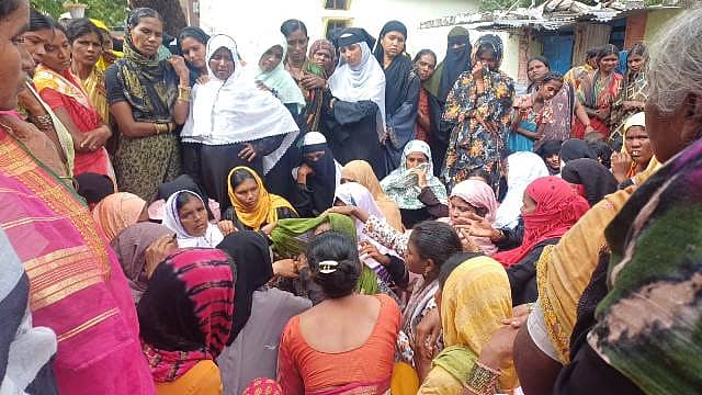 ವಡಗೇರಾ ತಾಲ್ಲೂಕಿನ ಕುರಕುಂದಾ ಗ್ರಾಮದಲ್ಲಿ ಮಕ್ಕಳ ಮೃತ ದೇಹದ ಮುಂದೆ ರೋಧಿಸುತ್ತಿರುವ ಗ್ರಾಮಸ್ಥರು ಹಾಗೂ ಕುಟುಂಬಸ್ಥರು