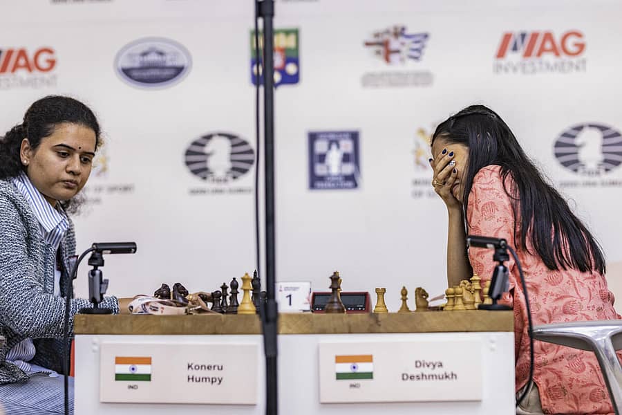 <div class="paragraphs"><p>ಫಿಡೆ ಮಹಿಳಾ ಚೆಸ್‌ ವಿಶ್ವಕಪ್‌ ಫೈನಲ್‌‌ನಲ್ಲಿ ಭಾರತದವರೇ ಆದ ಕೋನೇರು ಹಂಪಿ ಮಣಿಸಿದ ದಿವ್ಯಾ ದೇಶಮುಖ್ ಕಿರೀಟ ಮುಡಿಗೇರಿಸಿಕೊಂಡಿದ್ದಾರೆ.&nbsp;</p></div>