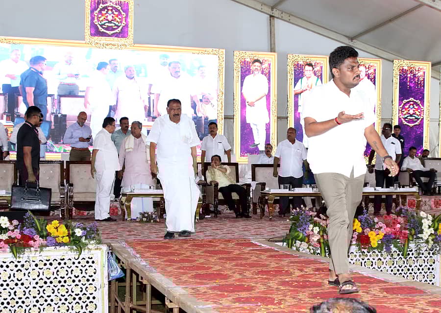 ಅರಸೀಕೆರೆ ಸಮಾವೇಶದಲ್ಲಿ ಬೆಂಬಲಿಗರ ಒತ್ತಾಯಕ್ಕೆ ಬೇಸತ್ತು ಮುಖ್ಯಮಂತ್ರಿ ಸಿದ್ದರಾಮಯ್ಯ ಮಾತು ನಿಲ್ಲಿಸಿದ ಸಂದರ್ಭದಲ್ಲಿ ಸಂಸದ ಶ್ರೇಯಸ್ ಪಟೇಲ್, ಶಾಸಕ ಶಿವಲಿಂಗೇಗೌಡ ಜನರಿಗೆ ಸುಮ್ಮನೆ ಕೂರುವಂತೆ ಸೂಚಿಸಿದರು. ಇನ್ನೊಂದೆಡೆ ಸಚಿವ ಕೆ.ಎನ್. ರಾಜಣ್ಣ, ಮುಖ್ಯಮಂತ್ರಿ ಸಿದ್ದರಾಮಯ್ಯ ಅವರ ಜೊತೆ ಚರ್ಚಿಸಿದರು